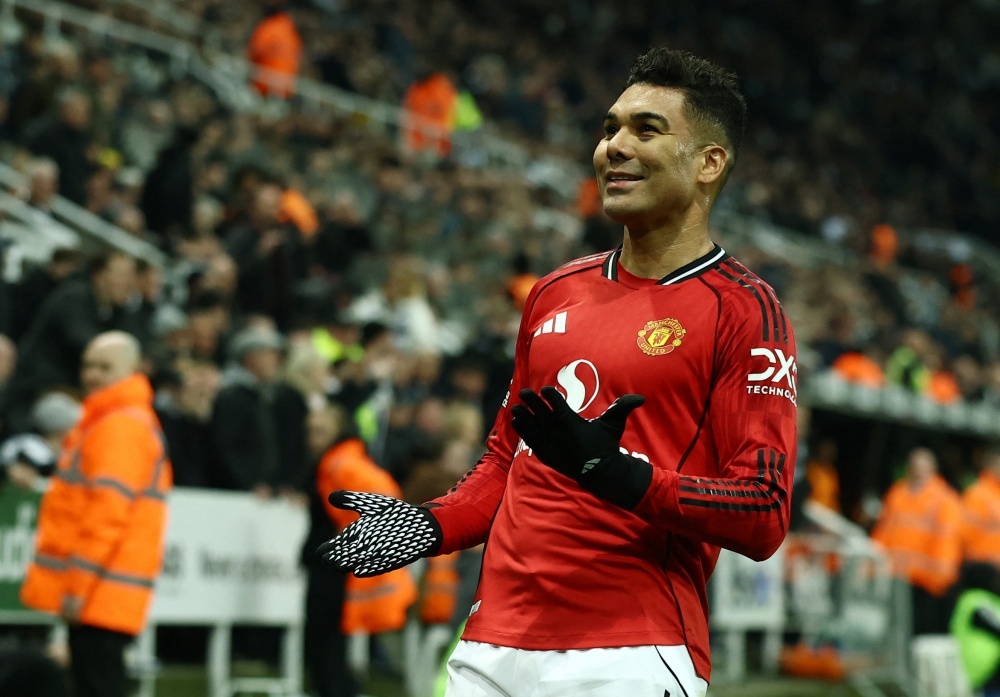 Carrick nghi gi ve tuong lai Casemiro? hinh anh