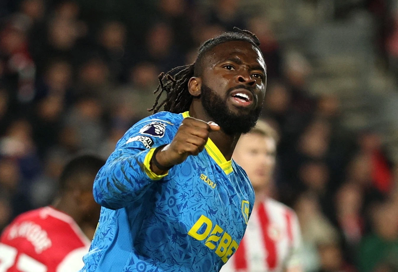 Wolves lai gay ngo ngang hinh anh