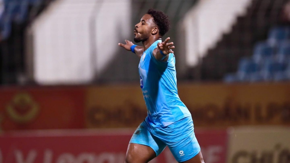 Xuan Son ruc sang truoc ngay dau Malaysia hinh anh