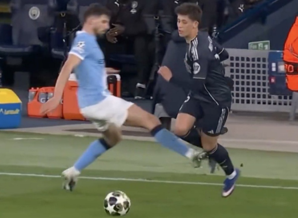 Cu da cham ngoi hon loan tren san Etihad hinh anh