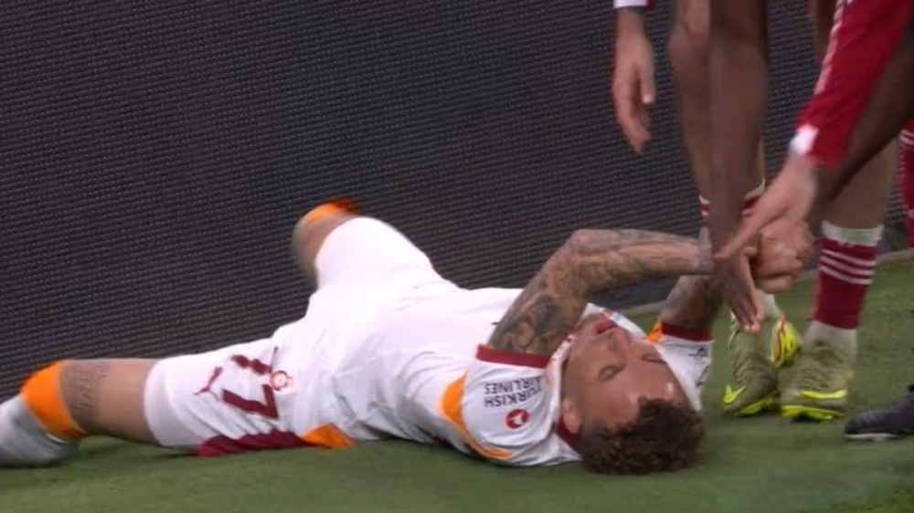 Chan thuong ghe ron cua sao Galatasaray hinh anh