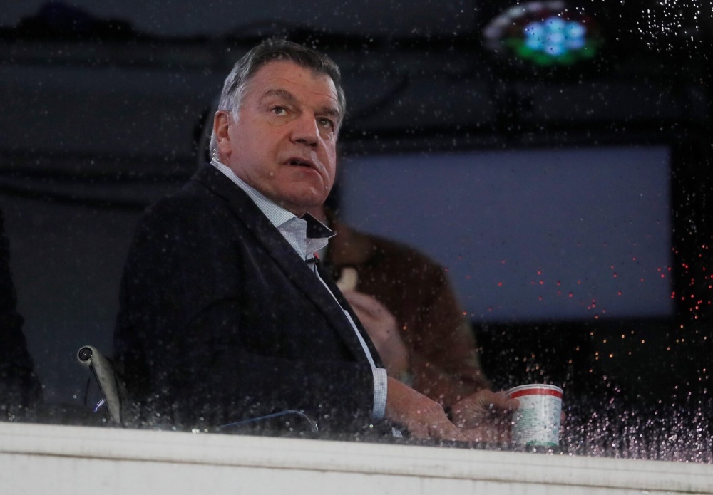 Trai nghiem kinh hoang giua lan dan cua cuu HLV tuyen Anh hinh anh