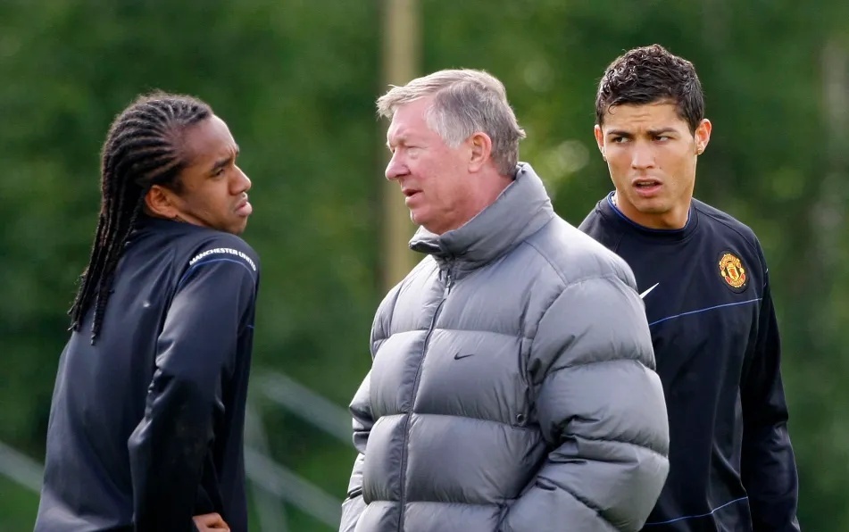 Cau thu MU ca gan cham vao cho nhay cam cua Sir Alex hinh anh