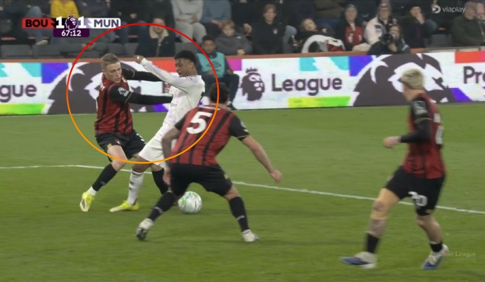 Fan MU day song vi VAR hinh anh