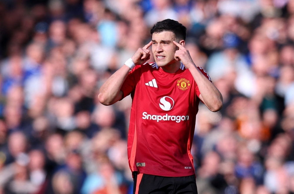 Ugarte gay phan no hinh anh