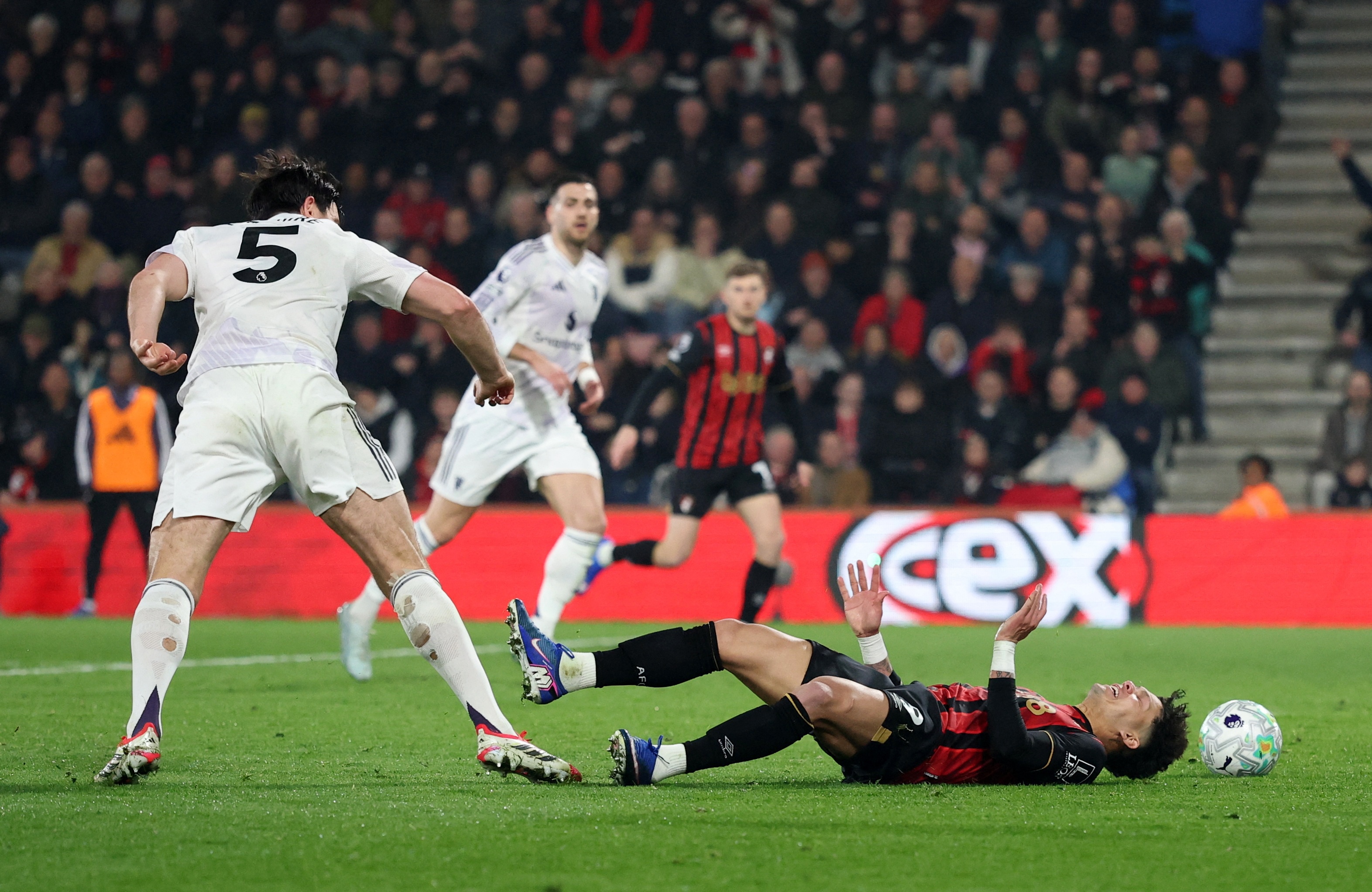 Tranh cai du doi o tran Bournemouth - MU hinh anh