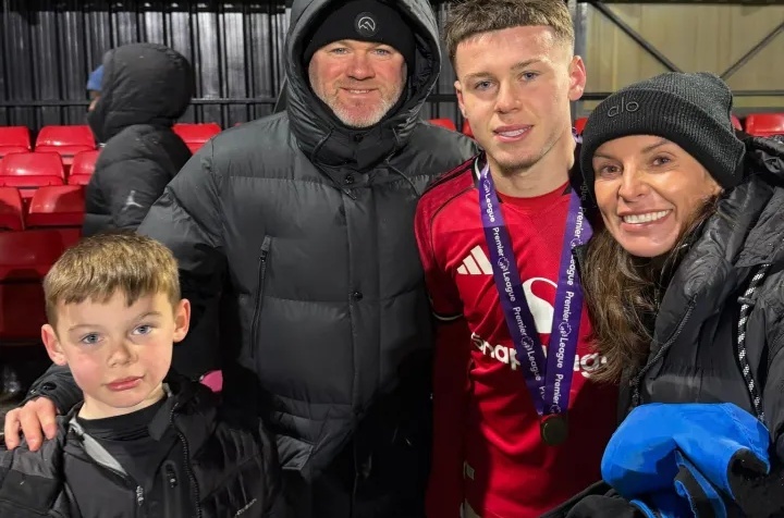 Con trai Rooney vo dich cung doi tre MU hinh anh