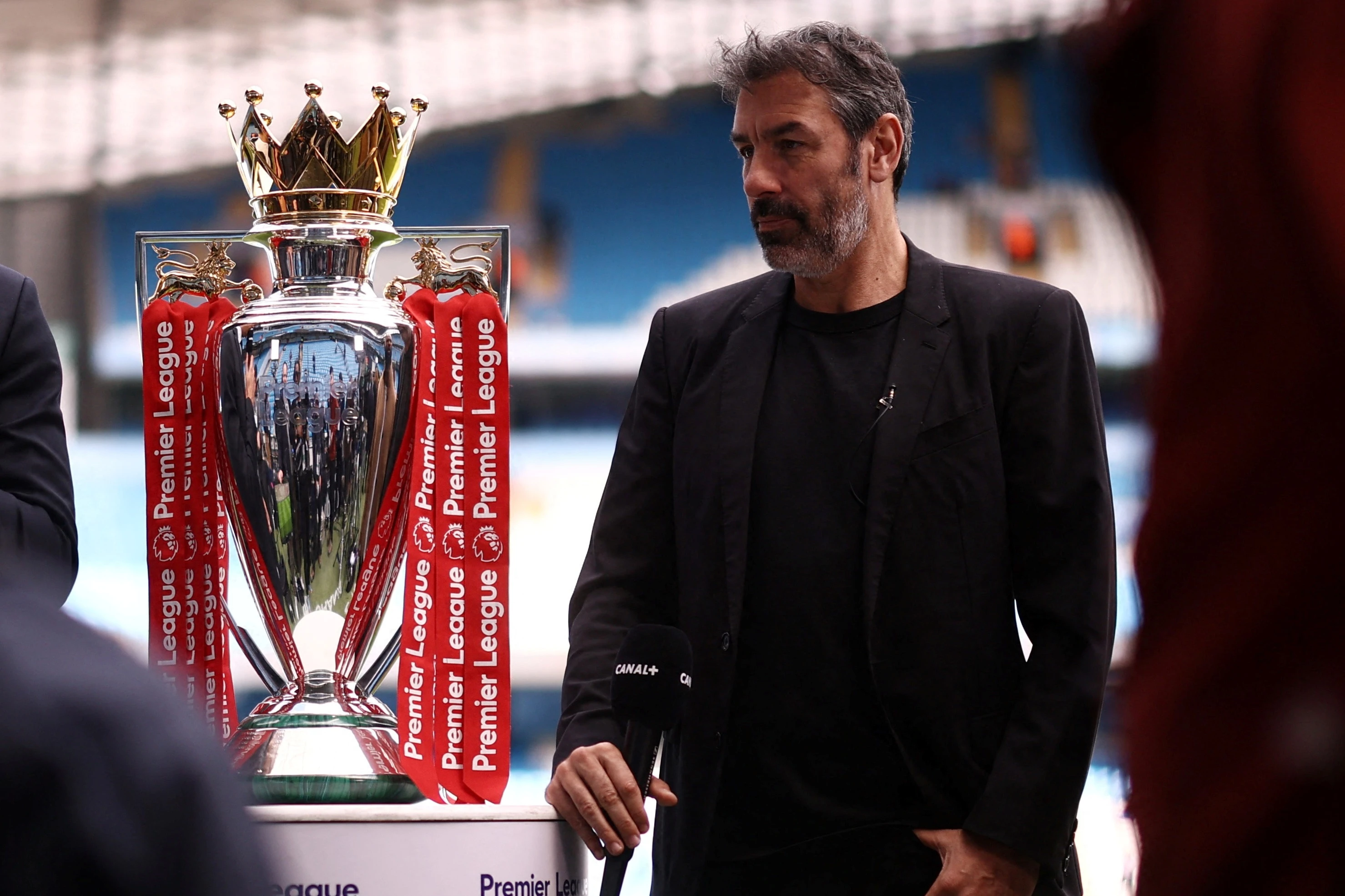 Vi sao cup Ngoai hang Anh xuat hien tai Etihad? hinh anh