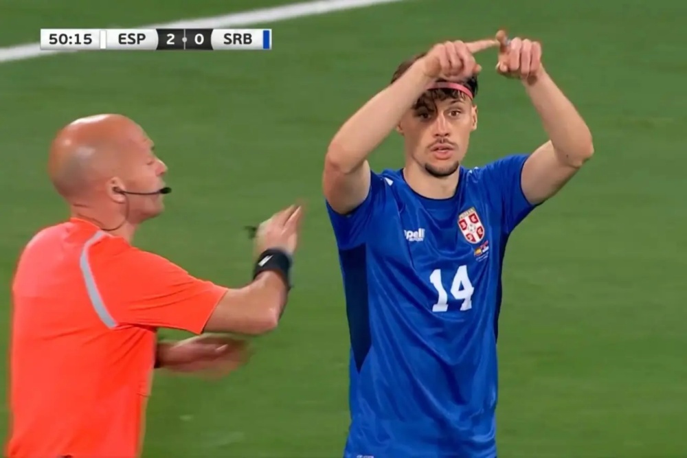 Cau thu thi dau 50 phut moi biet khong co VAR hinh anh