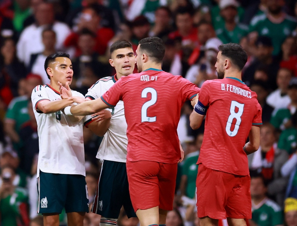 Hang cong Bo Dao Nha bat luc trong ngay vang Ronaldo hinh anh