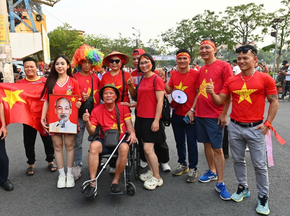 Hot girl Lao gay chu y khi co vu tuyen Viet Nam hinh anh