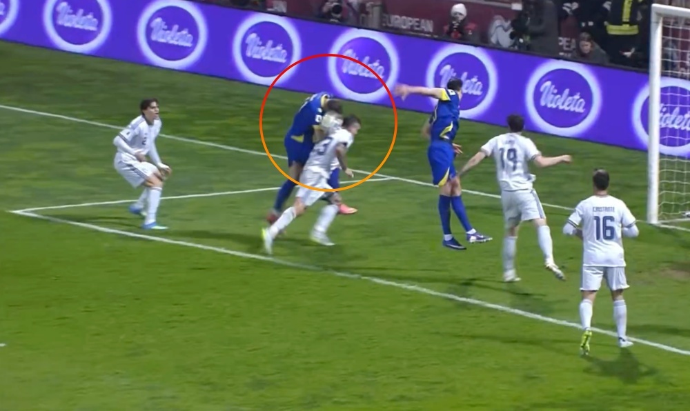 Italy om han vi tinh huong VAR gay tranh cai hinh anh