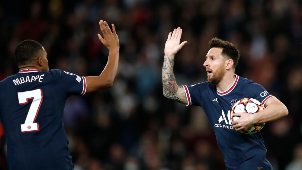 Mbappe kinh ngac voi Messi hinh anh