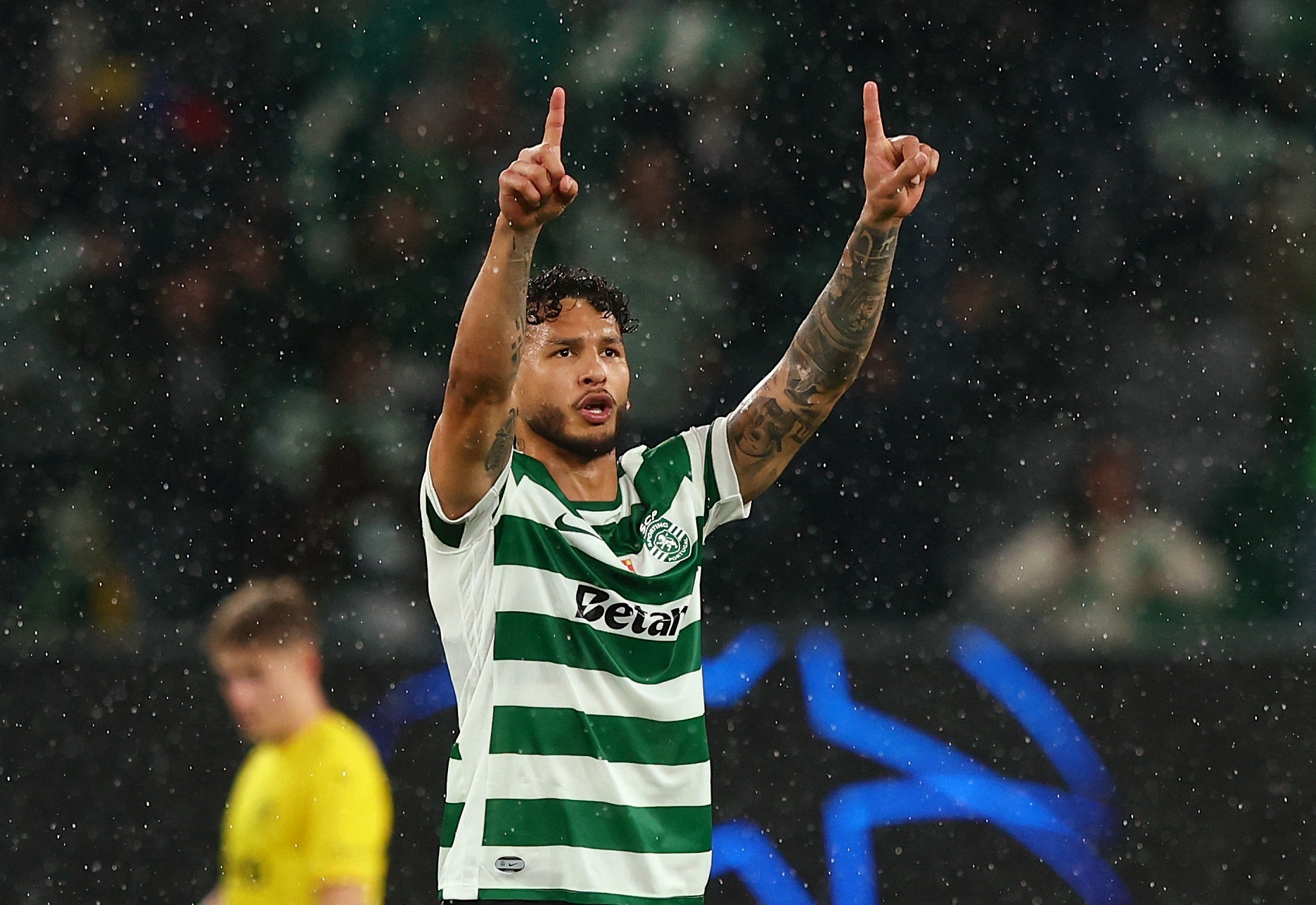 Hiem hoa Luis Suarez truoc mat Arsenal hinh anh