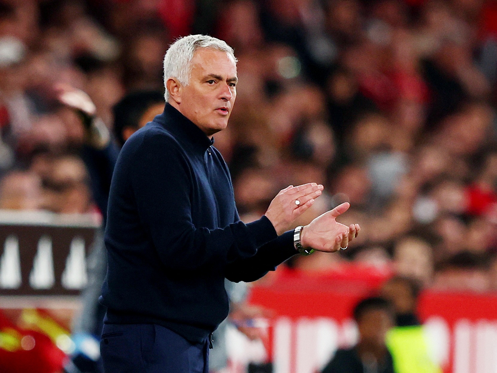 Mourinho noi gian hinh anh