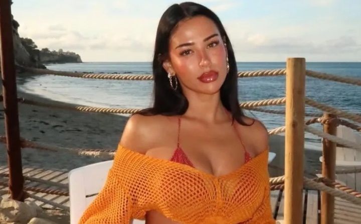 Ban gai Bellingham dien bikini nong bong hinh anh
