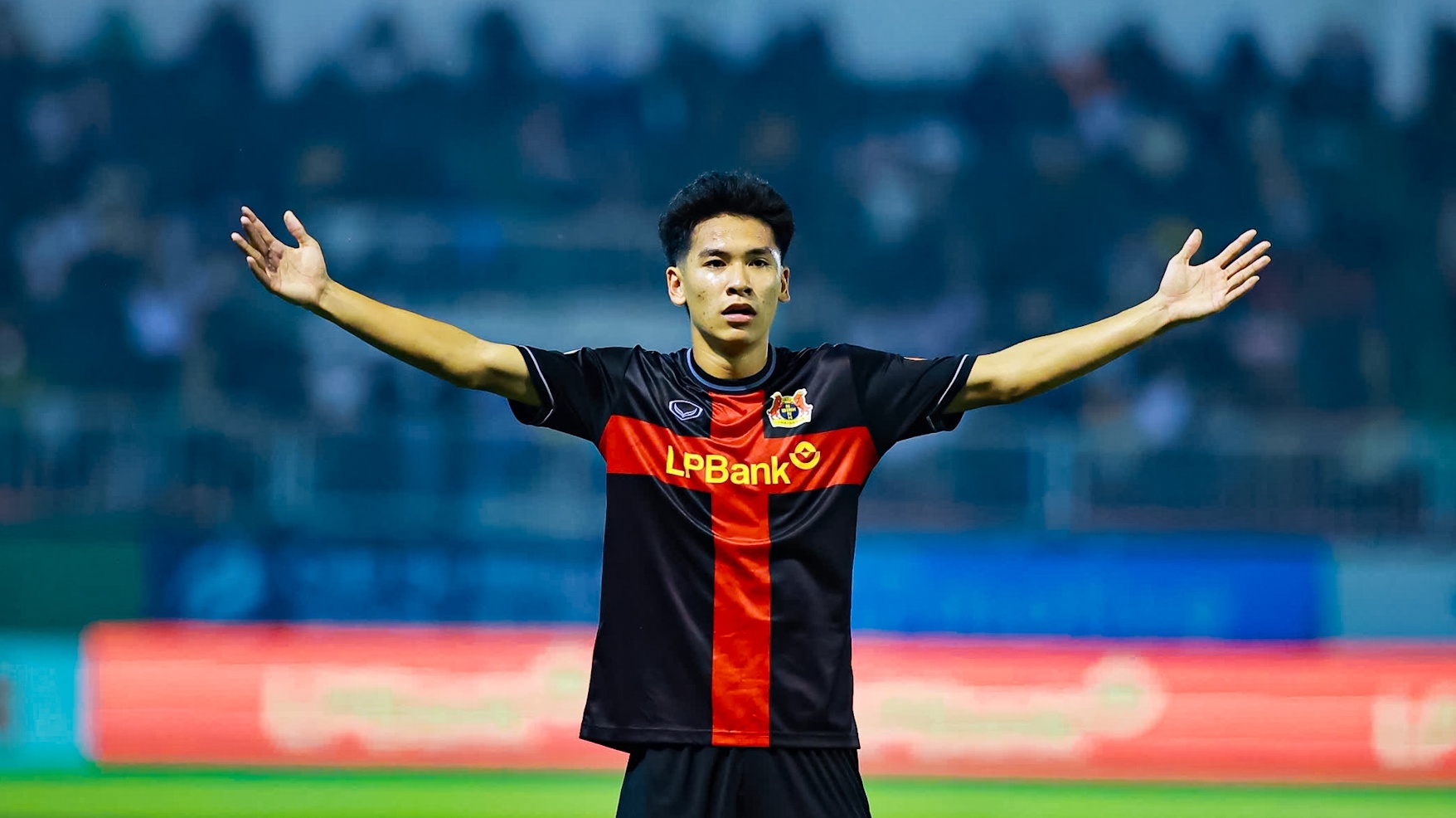 Le Van Thuan khien HAGL om han hinh anh