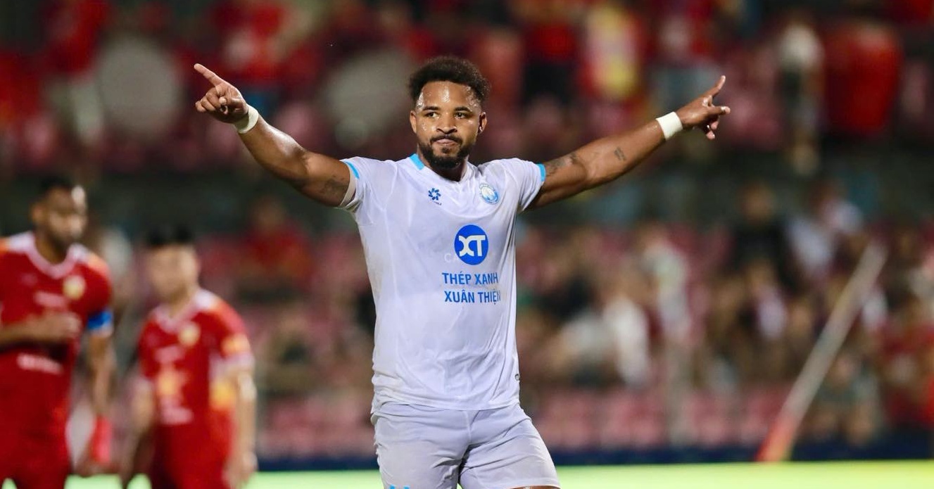 Xuan Son ghi ban lien tiep hinh anh