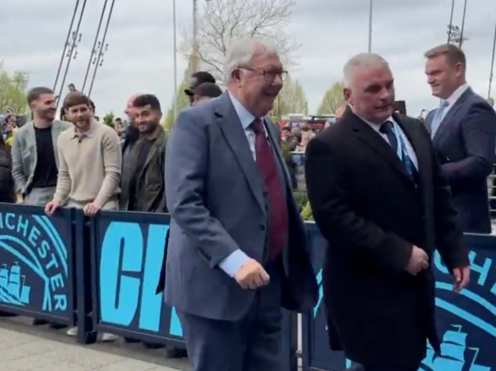 Vi sao Sir Alex du khan tran Man City - Liverpool? hinh anh