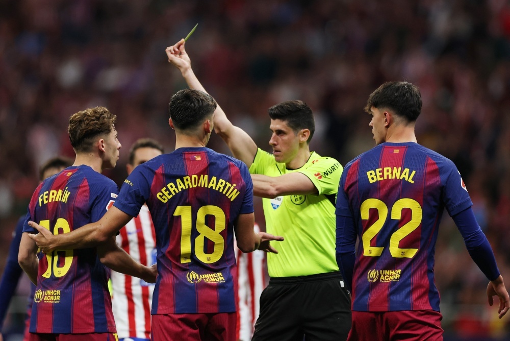 Tham hoa trong tai o tran Atletico - Barcelona hinh anh