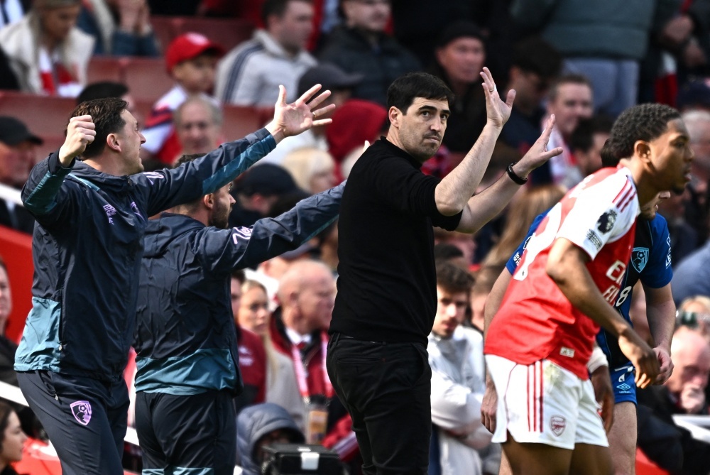 Arsenal cam nhan vien Bournemouth an mung hinh anh