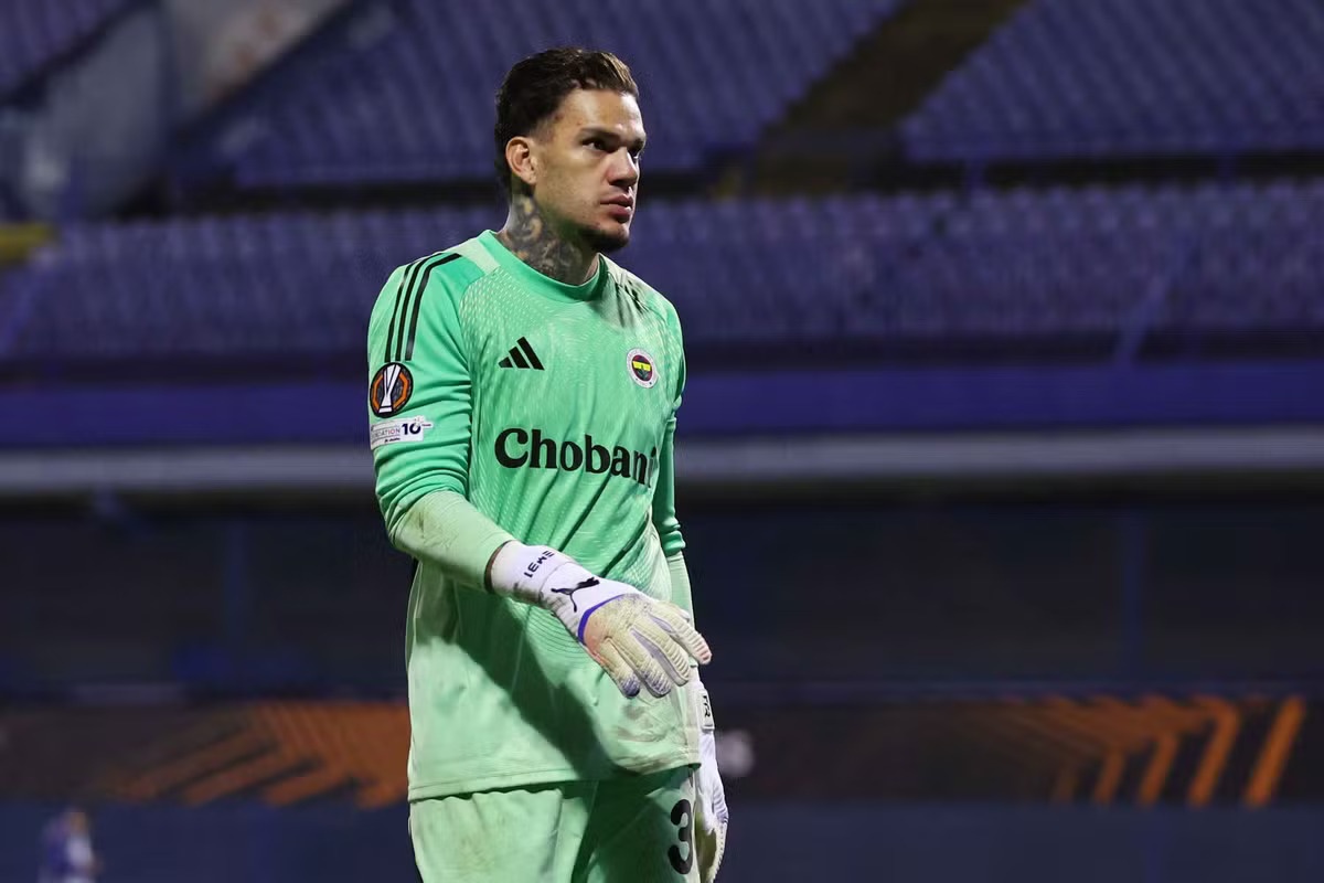 Ederson noi nong sau khi bi tan cong tu khan dai hinh anh