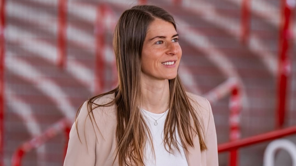 Nu HLV 9x di vao lich su bong da nam chau Au hinh anh