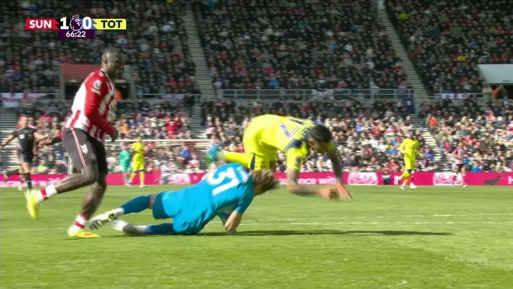 Cau thu Tottenham va cham nhau kinh hoang hinh anh