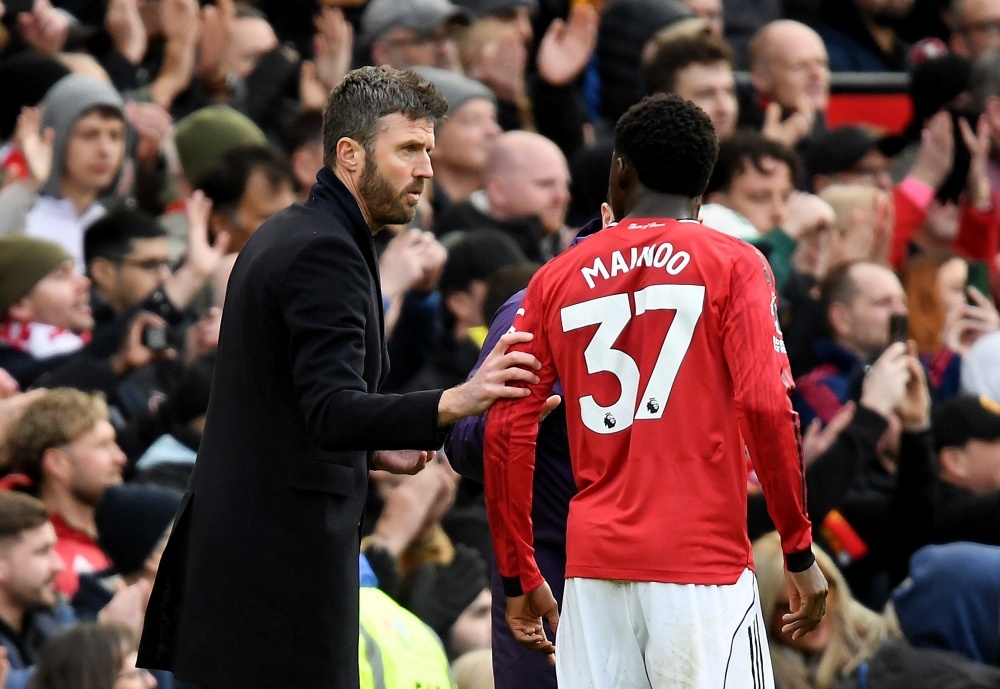 Ly do Mainoo khong ra san truoc Leeds hinh anh