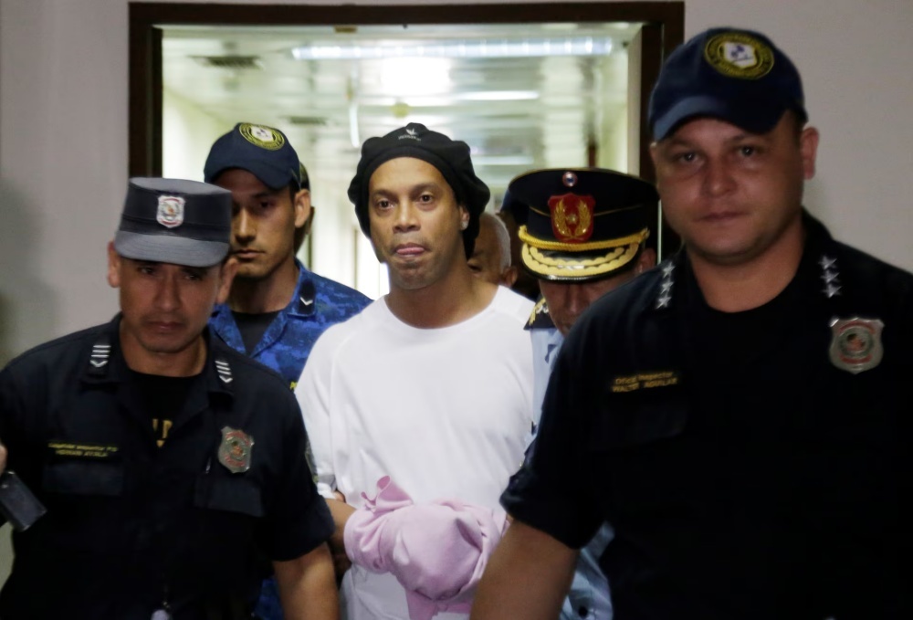 Tinh tiet moi vu Ronaldinho ngoi tu hinh anh