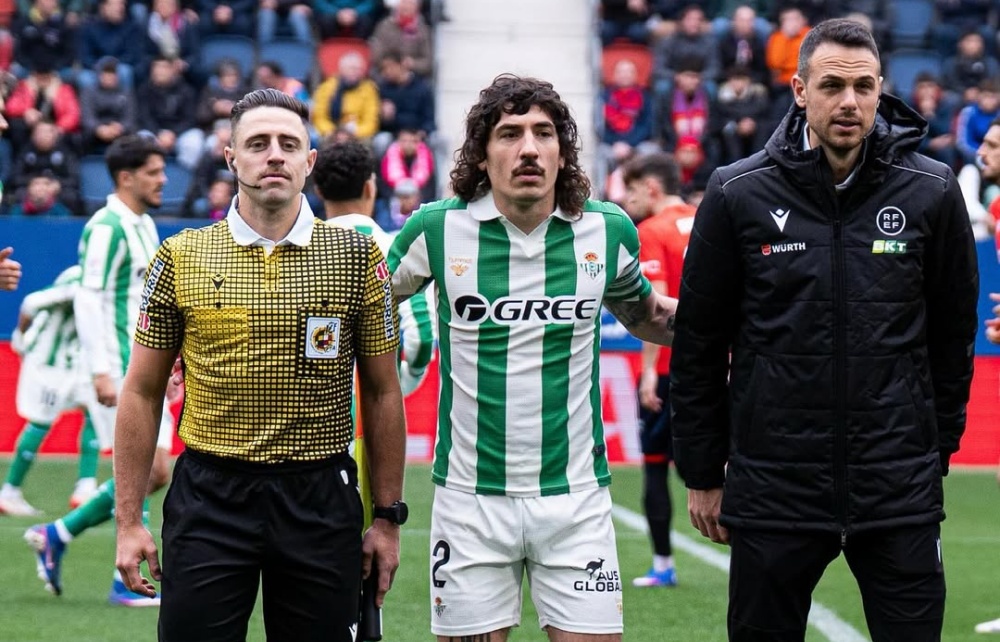 Bellerin gay sot La Liga voi mau ao retro hinh anh