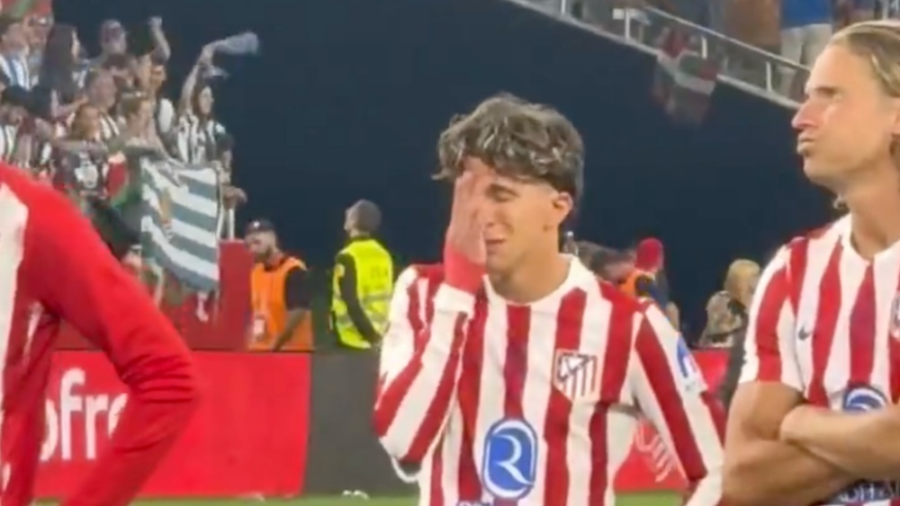 Cau thu Atletico khoc nuc no hinh anh