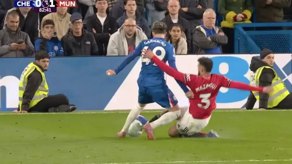 Mazraoui tac bong dang cap ngay trong chan Garnacho hinh anh