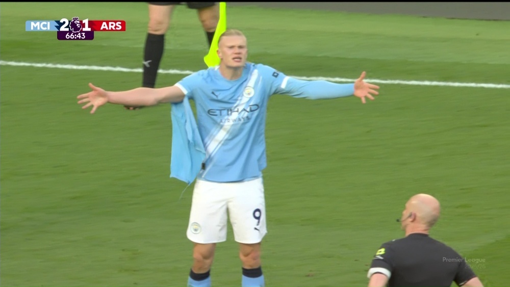 Haaland tuc gian vi bi xe rach ao hinh anh