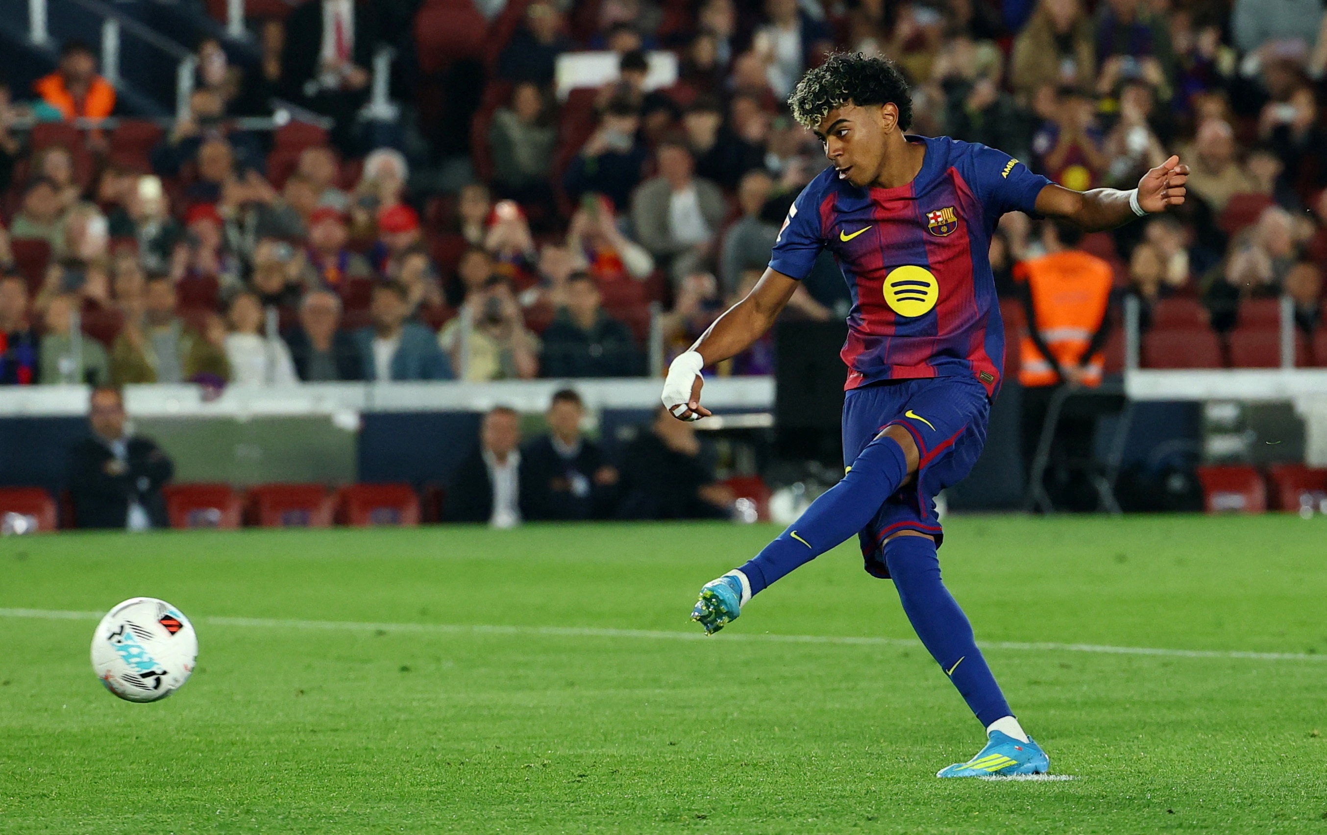 Barcelona run so vi cu nga cua Lamine Yamal hinh anh