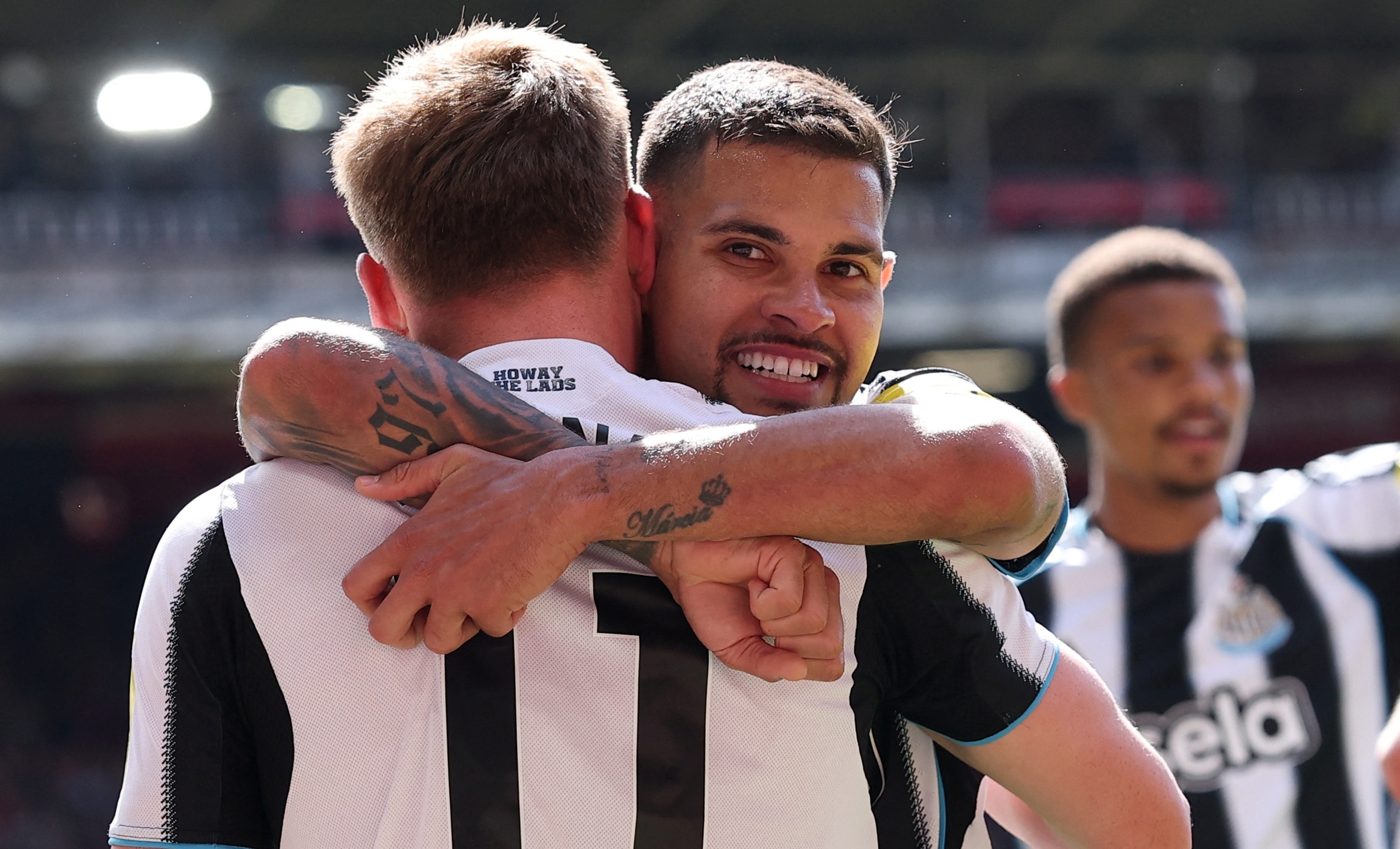 Newcastle tru lai Premier League hinh anh