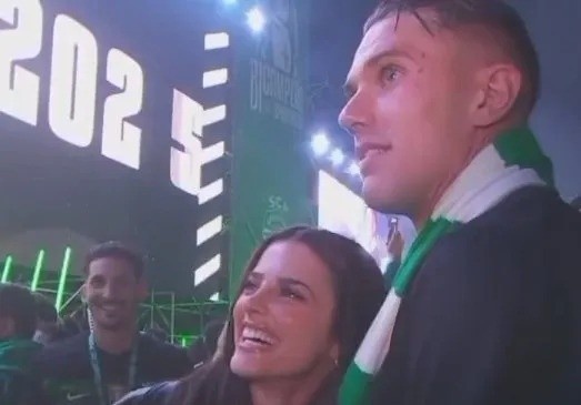 Gyokeres tai hop ban gai cu truoc gio Arsenal dua cup hinh anh