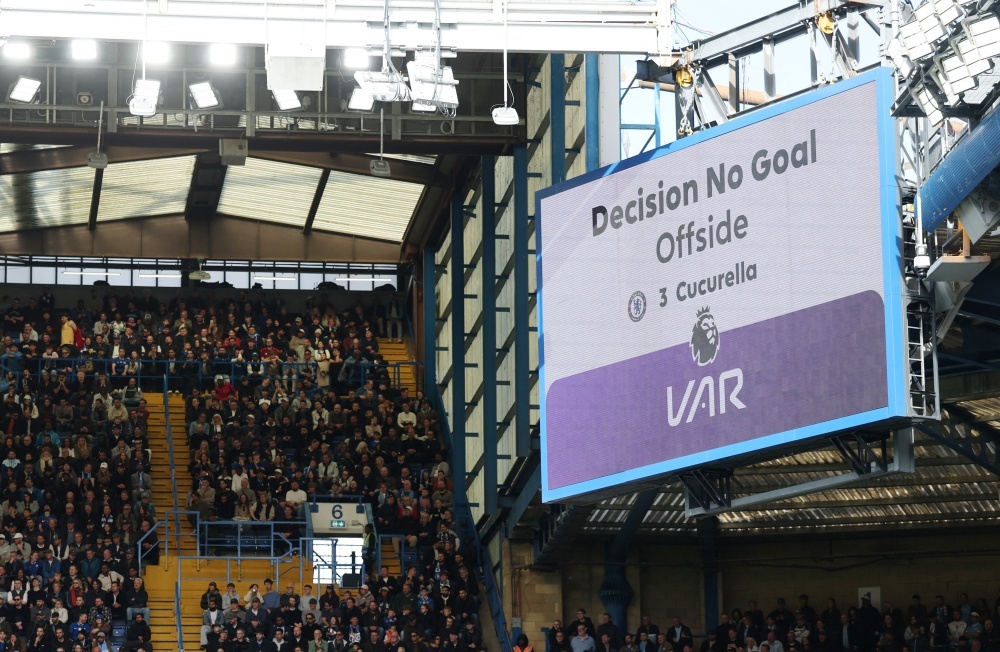 Giai dau Anh noi khong voi VAR kieu moi hinh anh