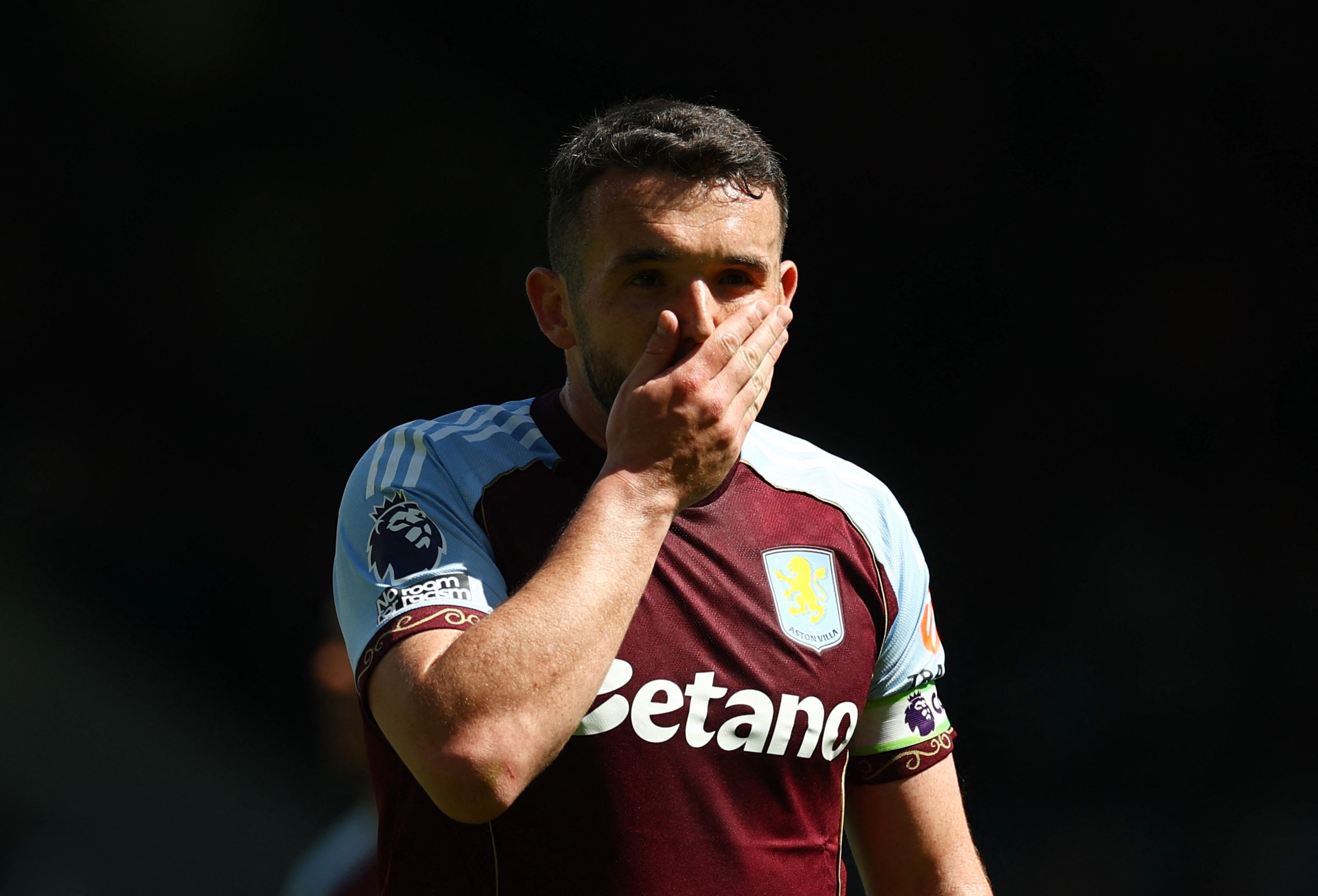 Aston Villa say chan, trao 'mon qua' cho MU hinh anh