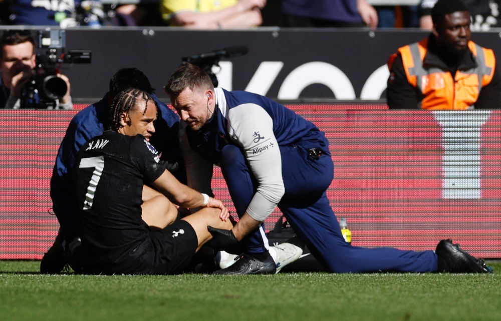 Them cu soc voi Tottenham hinh anh