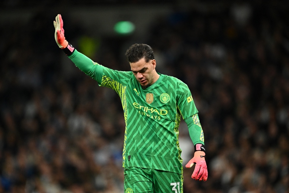 Ederson bi duoi chi ra tai nhin nguoi cua Pep hinh anh