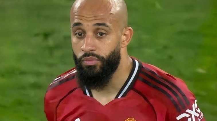 Khoanh khac Fernandes phai xin loi Mbeumo hinh anh