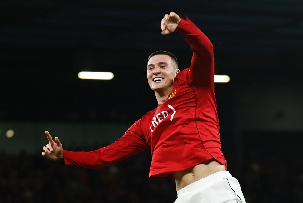 Sesko khien MU mat them tien hinh anh