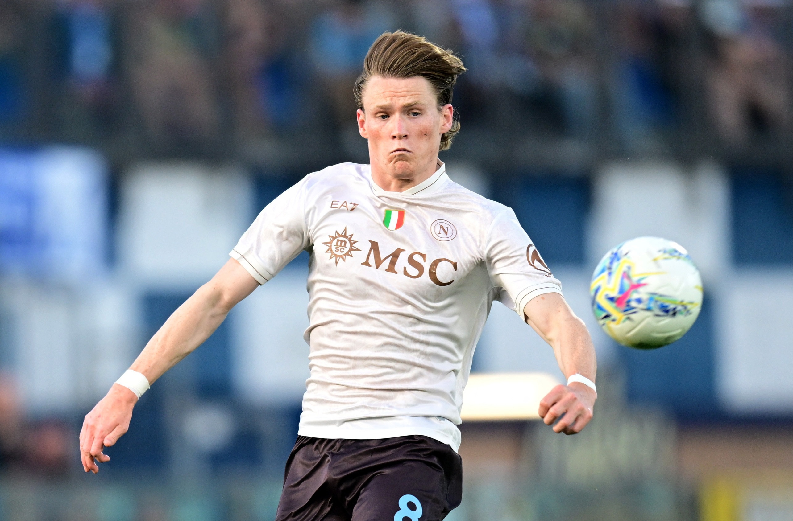 Nainggolan che McTominay 'tam thuong' du bung no tai Napoli hinh anh