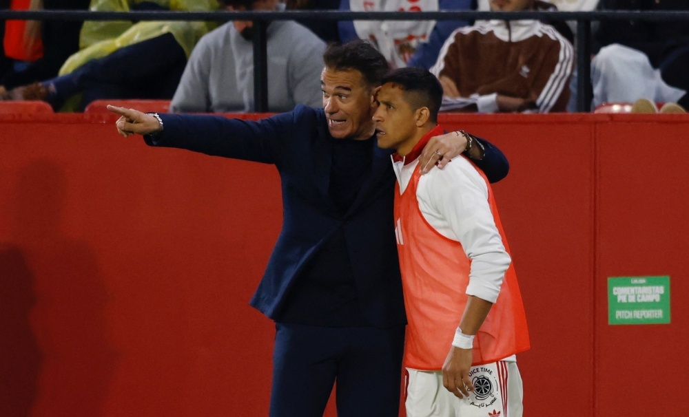 Alexis Sanchez dua Sevilla tro ve tu 'coi chet' hinh anh