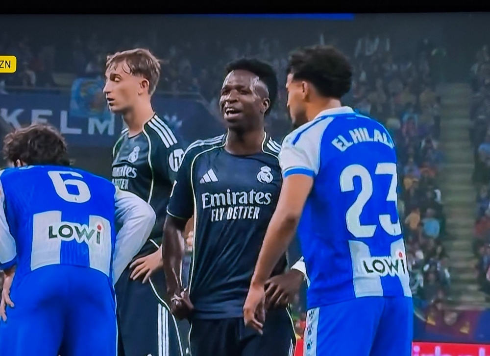 Vinicius mang doi thu la do ngu hinh anh