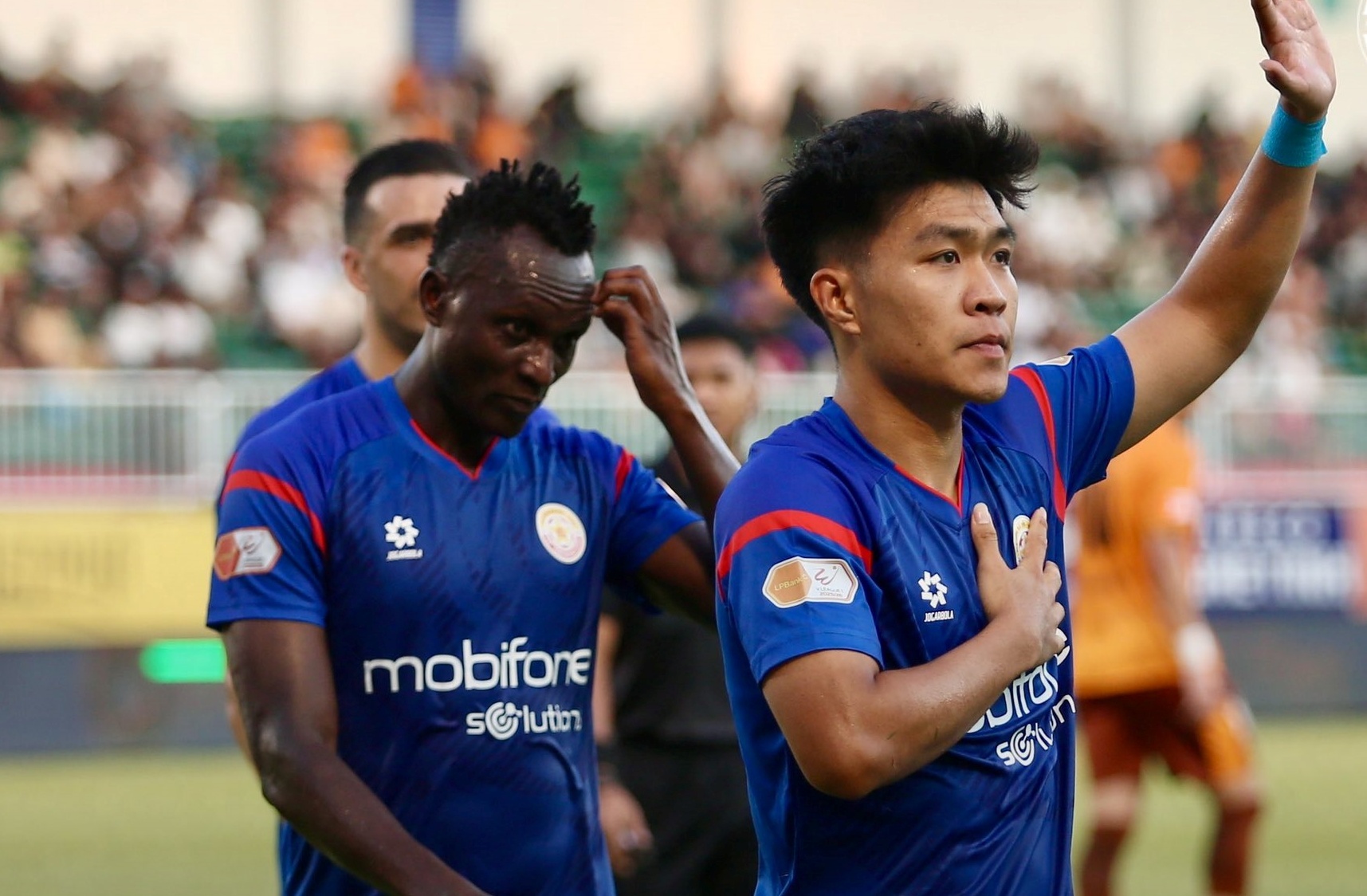 Nghet tho cuoc dua tru hang V.League hinh anh