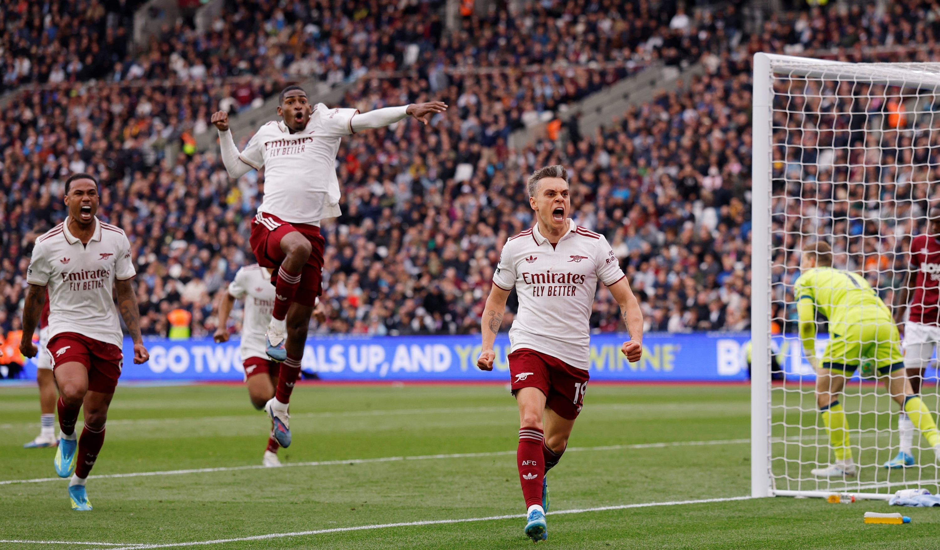 Ban thang bi huy phut 90+5 giup Arsenal tien gan toi ngoi vo dich hinh anh