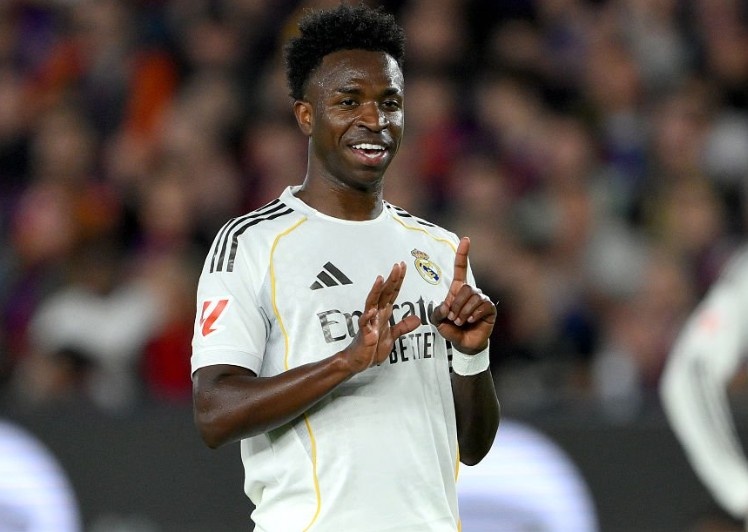 Real bat luc nhin Barcelona vo dich La Liga hinh anh