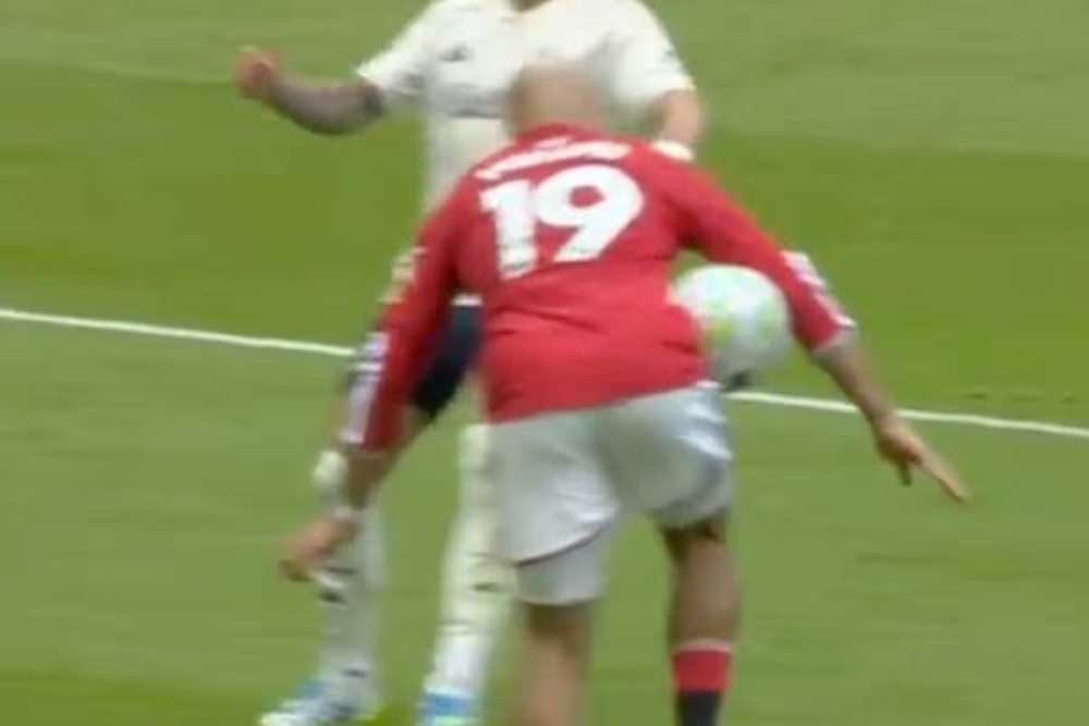 Premier League len tieng ve ban thang gay bao cua MU hinh anh